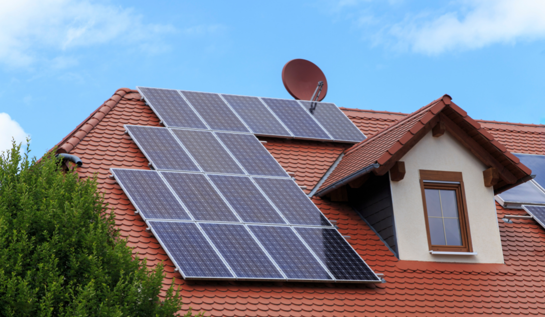 Docente universitario, insegna “Generazione fotovoltaica ed eolica di energia elettrica” al Politecnico di Torino